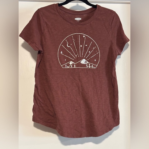 Old Navy Women's Burgundy Graphic Tee - Picture 1 of 5